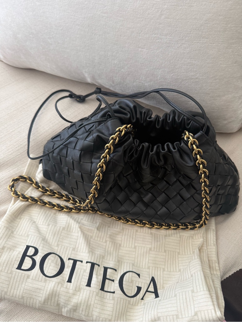 Black Woven Dustbag Notte with Gold Chain in black